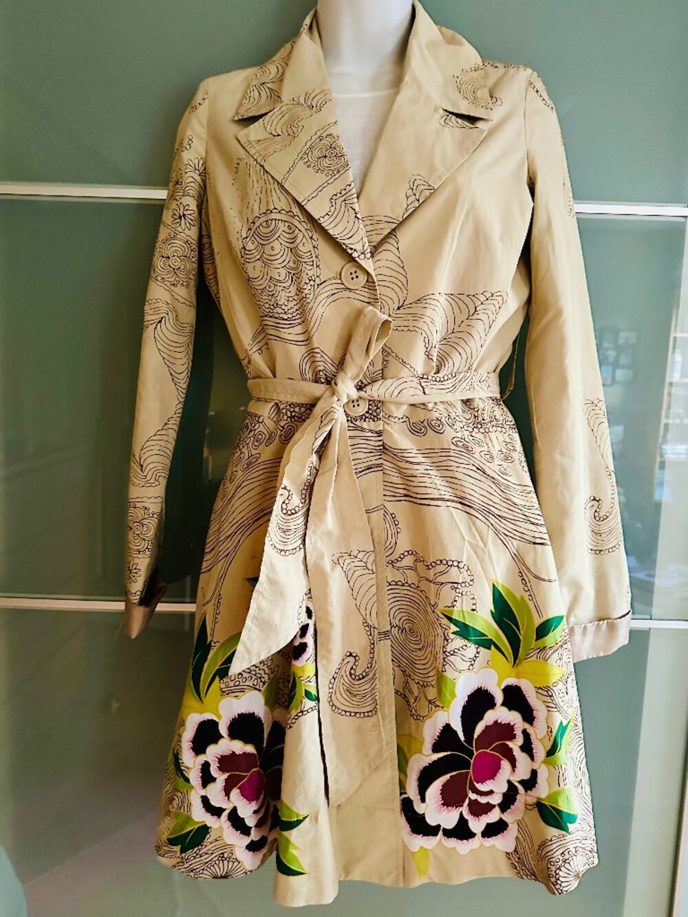 Fall in love with this amazing Desigual trench coat—a rare, eye-catching piece